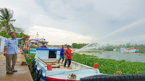 Tàu chữa cháy có hai vòi phun nước mạnh và xa 20m - Ảnh: CHÍ CÔNG Ngư dân chế 'siêu' tàu chữa cháy- Ảnh 1.