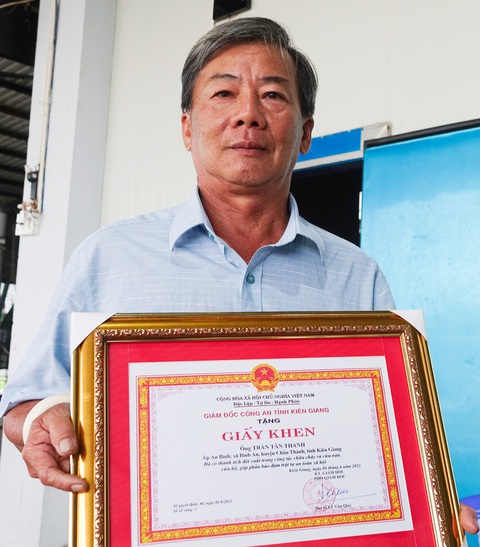 Sáng chế tàu chữa cháy hữu ích nên ông Thanh được nhận giấy khen của giám đốc Công an tỉnh Kiên Giang - Ảnh: CHÍ CÔNG Ngư dân chế 'siêu' tàu chữa cháy- Ảnh 3.