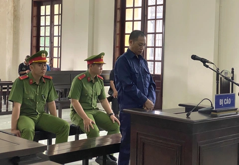 Người xưng Thích Tâm Phúc khóc tại tòa, nói mình là tiến sĩ- Ảnh 1. Người tự xưng Thích Tâm Phúc tại tòa - Ảnh: Đ.T.