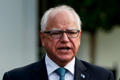 Vì sao bà Harris chọn ông Tim Walz làm ứng viên phó tổng thống?- Ảnh 1. Thống đốc bang Minnesota Tim Walz - Ảnh: REUTERS