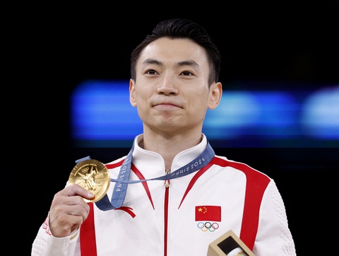 Olympic 2024 ngày 5-8: Mỹ bám đuổi Trung Quốc, Đông Nam Á thêm nhiều huy chương- Ảnh 1. Zou Jingyuan mang về HCV thể dục dụng cụ cho Trung Quốc trong ngày thi đấu 5-8 - Ảnh: REUTERS