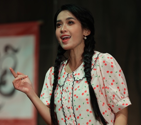 Diễn viên Tú Vi lần đầu tiên tham gia Sân khấu Hoàng Thái Thanh với vai Diệu - Ảnh: Sân khấu Hoàng Thái Thanh Sau nhiều năm, khán giả vẫn tiếp tục khóc với cô The của Hồng Ánh- Ảnh 3.