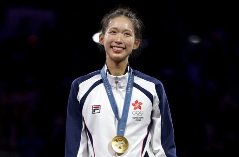 Nữ VĐV đấu kiếm Vivian Kong sẽ được chính phủ Hong Kong thưởng lớn và kèm theo nhiều phúc lợi đặc biệt sau khi giành HCV ở Olympic Paris - Ảnh: Reuters Nữ VĐV đấu kiếm Vivian Kong sẽ được chính quyền Hong Kong thưởng lớn và kèm theo nhiều phúc lợi đặc biệt sau khi giành HCV ở Olympic Paris - Ảnh: REUTERS