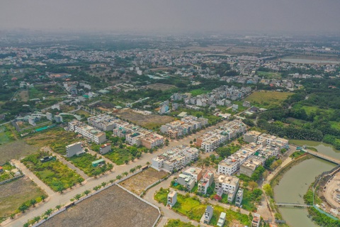 Giúp dân 'đọc' đúng giá thị trường nhà đất- Ảnh 1. Bảng giá đất sát giá thị trường đang khiến nhiều người dân có nhu cầu chuyển mục đích sử dụng đất lo lắng vì tiền sử dụng đất có thể tăng cao - Ảnh: QUANG ĐỊNH