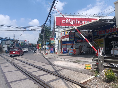 Vụ tai nạn tàu tông xe bán tải ở Đồng Nai: Lắp chắn tại hẻm, cử người cảnh giới- Ảnh 1. Gác chắn (bên phải) được lắp đặt sau vụ tai nạn tàu tông xe bán tải làm 2 người chết, 3 người bị thương - Ảnh: A LỘC