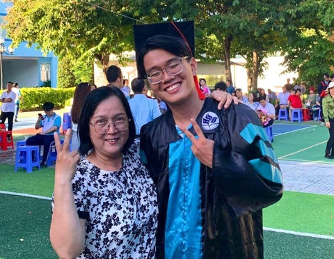 Cậu trò nghèo tự gây quỹ đi học giành học bổng toàn phần trường Fulbright- Ảnh 1. Trần Tiến Lợi nhận học bổng toàn phần của Trường đại học Fulbright Việt Nam. Trong ảnh là Lợi cùng mẹ trong lễ tốt nghiệp của Trường Phổ thông Năng khiếu, Đại học Quốc gia TP.HCM - Ảnh: NVCC