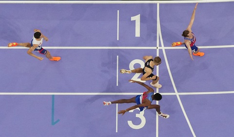 Vượt kỷ lục Olympic, nhưng chân chạy 1.500m chỉ về đích… thứ 4- Ảnh 2. Góc nhìn cho thấy độ hấp dẫn của cuộc đua 1.500m nam - Ảnh: REUTERS
