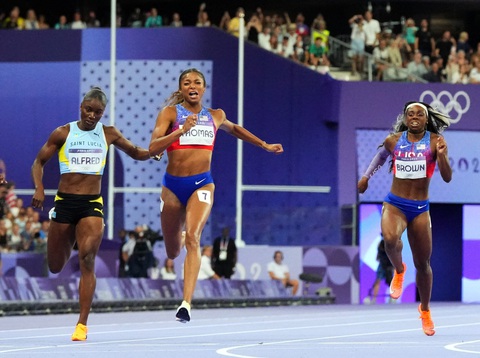 Vượt kỷ lục Olympic, nhưng chân chạy 1.500m chỉ về đích… thứ 4- Ảnh 4. Thomas (giữa) đoạt HCV 200m nữ - Ảnh: REUTERS