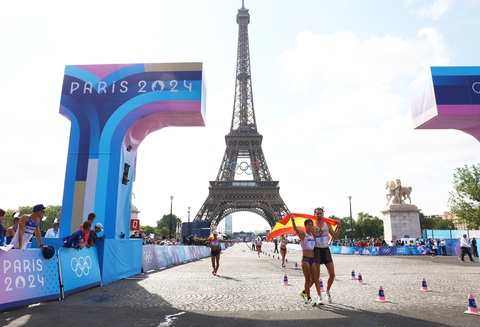 Tây Ban Nha giành HCV lịch sử môn đi bộ marathon tiếp sức hỗn hợp Olympic 2024- Ảnh 2. Nội dung đi bộ marathon tiếp sức hỗn hợp được tổ chức dưới ngay chân tháp Eiffel - Ảnh: REUTERS