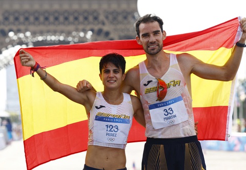 Tây Ban Nha giành HCV lịch sử môn đi bộ marathon tiếp sức hỗn hợp Olympic 2024- Ảnh 1. Alvaro Martin và Maria Perez giành HCV trước bộ đôi của Ecuador - Ảnh: REUTERS