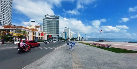 Thống nhất làm hầm đường Trần Phú, bãi đỗ xe ở quảng trường bên biển Nha Trang- Ảnh 1. Đường Trần Phú và quảng trường 2 Tháng 4 bên biển Nha Trang vừa được tỉnh Khánh Hòa thống nhất chủ trương làm đường hầm Trần Phú và bãi đỗ xe tại quảng trường - Ảnh: PHAN SÔNG NGÂN