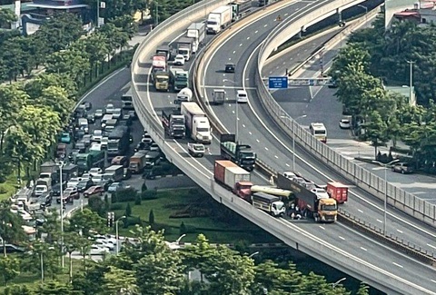 5 ô tô tông liên hoàn, đường vành đai 3 tê liệt hướng đi cầu Thăng Long- Ảnh 1. 5 ô tô tông liên hoàn, đường vành đai 3 tê liệt hướng đi cầu Thăng Long- Ảnh 1.