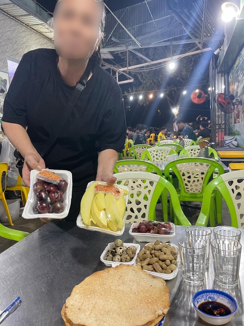 Đà Nẵng bất lực trước tình trạng hàng rong làm phiền khách tại các quán ăn, nhà hàng?- Ảnh 6. Tại một quán nhậu trên đường Yên Khê 2 (quận Thanh Khê, TP Đà Nẵng), không chỉ đến mời gọi, những người bán hàng rong còn bày sẵn các món ăn trên bàn để