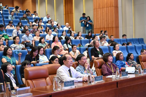 AI đang thay đổi cách dạy và học tiếng Anh- Ảnh 3. Khách mời và các giáo viên tham dự hội thảo