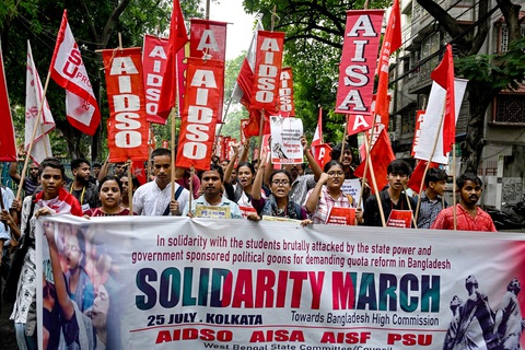 Biểu tình dậy sóng ở Bangladesh trong bối cảnh kinh tế khó khăn, tình trạng thất nghiệp tăng cao - Ảnh: AFP Bộ Ngoại giao khuyến cáo công dân Việt Nam về tình hình biểu tình tại Bangladesh- Ảnh 1.