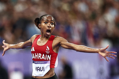 Vận động viên Winfred Mutile Yavi (Bahrain) ăn mừng sau khi giành huy chương vàng nội dung chạy vượt rào 3.000m nữ tại Thế vận hội Paris năm 2024 - Ảnh: AFP Tin tức thế giới 7-8: Hamas bổ nhiệm lãnh tụ mới; Elon Musk kiện một liên minh quảng cáo- Ảnh 6.