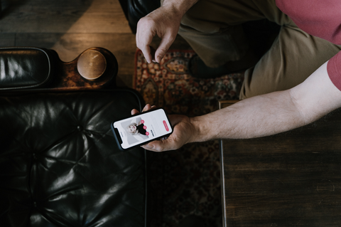 Gen Z phá đảo 'bảng xếp hạng ngoại tình'- Ảnh 2. App hẹn hò dễ sử dụng, tiện lợi đã góp phần làm tăng tỉ lệ ngoại tình ở gen Z so với các thế hệ trước