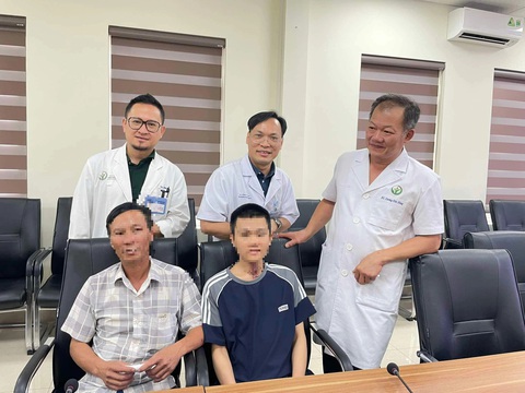 Bệnh nhân đã hồi phục sau phẫu thuật - Ảnh: N.DUNG Người bố và con trai (bìa trái và giữa ảnh, hàng ngồi) sau hành trình dài, nợ 1,3 tỉ nhưng người bố chia sẻ