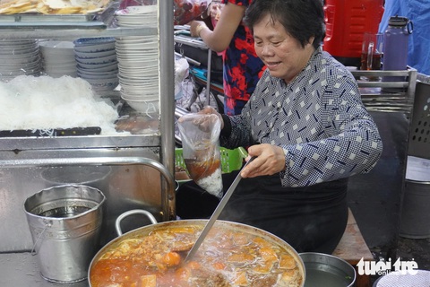 Quán bún riêu cô Nga từ lâu đã nổi danh tại quận 4 - Ảnh: THÙY LINH Bún riêu Thu Nga 36 năm, bán hơn 8 nồi nước lèo mỗi ngày: Quan trọng là khách thích- Ảnh 1.
