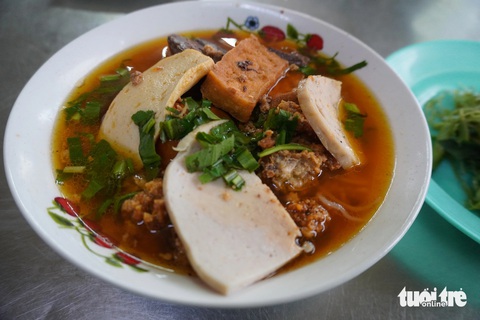Tô bún riêu đầy ắp Bún riêu Thu Nga 36 năm, bán hơn 8 nồi nước lèo mỗi ngày: Quan trọng là khách thích- Ảnh 2.