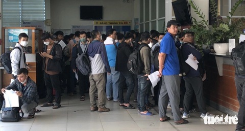 Hệ thống hải quan gặp sự cố, thủ tục thủ công rối, hàng hóa đóng băng vì chưa thể thông quan- Ảnh 1. Nhân viên các đại lý hải quan chờ hướng dẫn ở Chi cục Hải quan cửa khẩu cảng Sài Gòn khu vực 1 sáng 7-8 - Ảnh: T.X.