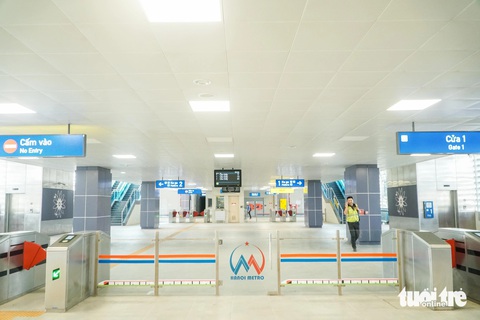 Trải nghiệm metro Nhổn - ga Hà Nội: Khởi hành, dừng hơi 'giật cục', ban quản lý nói gì?- Ảnh 1. Ga Nhổn, ga đầu tiên của tuyến metro Nhổn - ga Hà Nội trong sáng 7-8 - Ảnh: PHẠM TUẤN