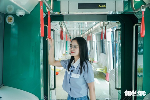 Trải nghiệm metro Nhổn - ga Hà Nội: Khởi hành, dừng hơi 'giật cục', ban quản lý nói gì?- Ảnh 10. Trải nghiệm tàu sáng 7-8, chị Đỗ Linh (23 tuổi) cho biết tàu khá đẹp, tuy nhiên khi khởi hành và dừng hơi giật cục khiến chị thấy khá khó chịu - Ảnh: PHẠM TUẤN