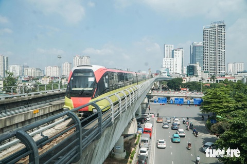 Trải nghiệm metro Nhổn - ga Hà Nội: Khởi hành, dừng hơi 'giật cục', ban quản lý nói gì?- Ảnh 11. Tàu trên đường về ga Cầu Giấy, ga cuối của tuyến trên cao metro Nhổn - ga Hà Nội - Ảnh: PHẠM TUẤN