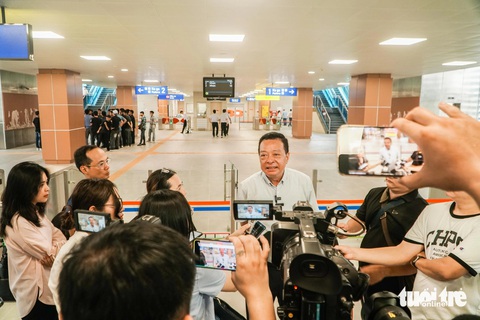 Trải nghiệm metro Nhổn - ga Hà Nội: Khởi hành, dừng hơi 'giật cục', ban quản lý nói gì?- Ảnh 15. Ông Vũ Hồng Trường, tổng giám đốc metro Hà Nội, nhận được nhiều câu hỏi của báo chí trước thời điểm tuyến metro Nhổn - ga Hà Nội đi vào hoạt động - Ảnh: PHẠM TUẤN