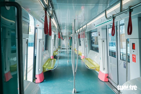 Trải nghiệm metro Nhổn - ga Hà Nội: Khởi hành, dừng hơi 'giật cục', ban quản lý nói gì?- Ảnh 16. Bên trong toa tàu metro Nhổn - ga Hà Nội - Ảnh: PHẠM TUẤN