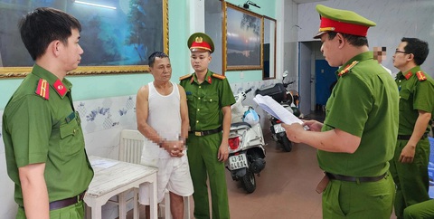 Ông Nguyễn Đình Trung (Đà Nẵng) bị bắt với cáo buộc lợi dụng quyền tự do dân chủ ra sao?- Ảnh 1. Cơ quan điều tra tống đạt các quyết định - Ảnh: H.B.