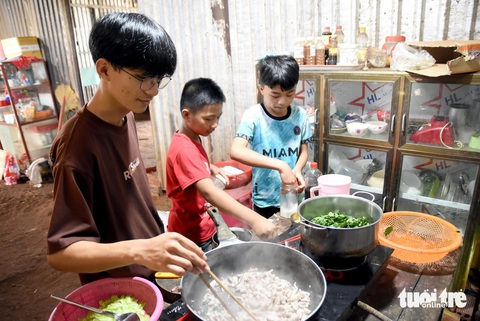 Lần đầu xã nghèo có người đậu trường chuyên, chàng trai mồ côi chinh phục cả giải quốc gia - Ảnh 2. Lần đầu xã nghèo có người đậu trường chuyên, chàng trai mồ côi chinh phục cả giải quốc gia - Ảnh 2.