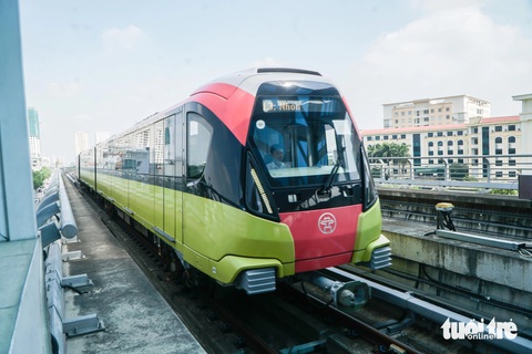 Chính thức vận hành thương mại metro Nhổn - ga Hà Nội vào 8h sáng 8-8- Ảnh 1. Metro Nhổn - ga Hà Nội chạy thử trong sáng 7-8 - Ảnh: PHẠM TUẤN