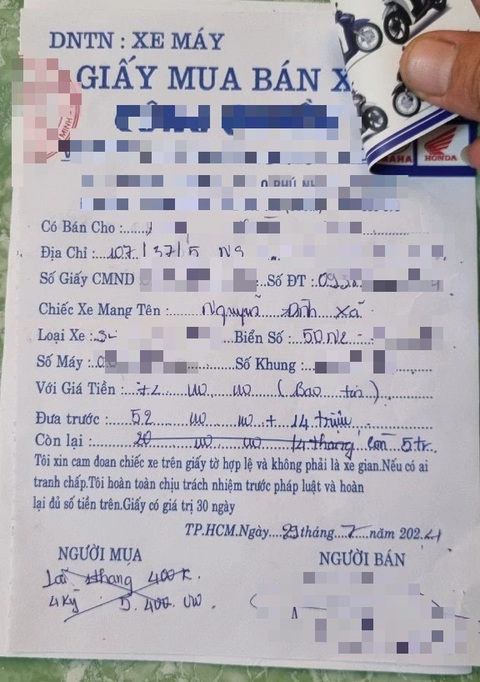 Mua xe trả góp cửa hàng giữ lại đăng ký xe, bị cảnh sát giao thông tạm giữ xe đúng hay sai?- Ảnh 1. Giấy mua bán xe của cửa hàng không có giá trị thay thế giấy đăng ký xe - Ảnh: Bạn đọc cung cấp