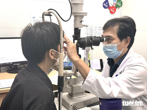 Cận thị đeo kính bất tiện, có nên đi phẫu thuật mắt xóa cận?- Ảnh 1. Phẫu thuật mắt cận thị là lựa chọn của nhiều người hiện nay vì mang lại nhiều lợi ích - Ảnh: THU HIẾN