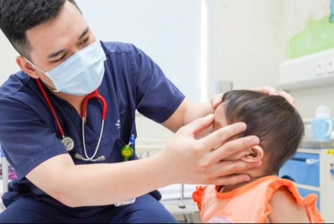 Bác sĩ khoa Cấp cứu và Chống độc thăm khám cho bé gái A.T (2 tuổi, ở Ninh Bình) - Ảnh: Bệnh viện cung cấp Bác sĩ Bệnh viện Nhi trung ương thăm khám cho bé gái A.T. (2 tuổi, ở Ninh Bình) - Ảnh: Bệnh viện cung cấp