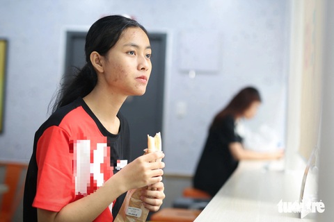 Trong lúc chờ kết quả xét tuyển đại học, Kim Thảo lên TP.HCM sớm và vừa tìm được chỗ làm thêm tại một cửa hàng tiện lợi để xoay xở tự trang trải khi đơn độc một mình giữa đời - Ảnh: PHƯƠNG QUYÊN Học bổng Tiếp sức đến trường 2024: Không để Thảo đơn độc trong dông bão cuộc đời- Ảnh 1.