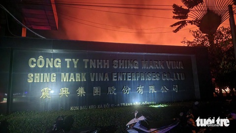 Cháy công ty chế biến đồ gỗ ở Trảng Bom, cột lửa khói cao cả trăm mét- Ảnh 8. Cháy công ty chế biến đồ gỗ ở Trảng Bom, cột lửa khói cao cả trăm mét- Ảnh 8.