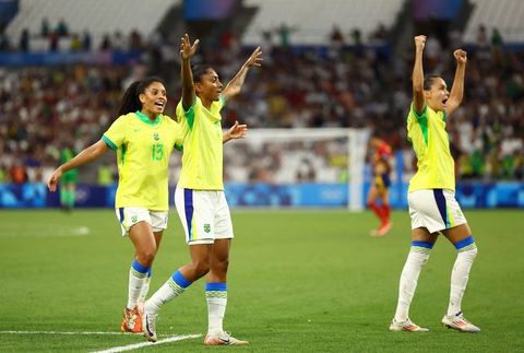 Thắng dễ Tây Ban Nha, tuyển nữ Brazil vào chung kết Olympic 2024- Ảnh 2. Niềm vui chiến thắng của đội tuyển nữ Brazil - Ảnh: REUTERS