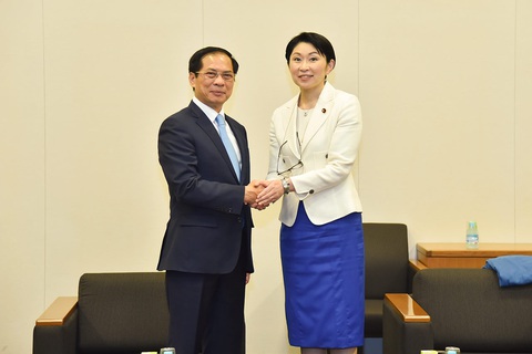 Cùng ngày, ông Bùi Thanh Sơn đã tiếp đại diện ban lãnh đạo Liên minh Nghị sỹ hữu nghị Nhật - Việt, Trưởng Ban bầu cử đảng Dân chủ Tự do Obuchi Yuko - Ảnh: BỘ NGOẠI GIAO Cùng ngày, ông Bùi Thanh Sơn đã tiếp đại diện ban lãnh đạo Liên minh Nghị sĩ hữu nghị Nhật - Việt, Trưởng Ban bầu cử Đảng Dân chủ tự do Obuchi Yuko - Ảnh: BỘ NGOẠI GIAO