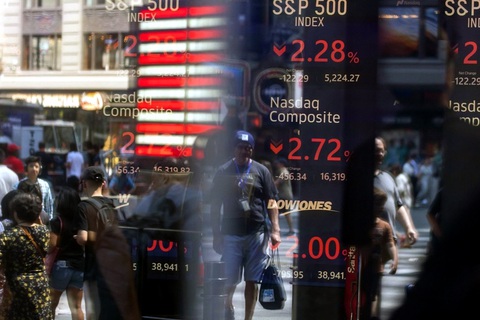 Các chỉ số chứng khoán đồng loạt “báo đỏ” ở Mỹ ngày 5-8 - Ảnh: BLOOMBERG Ghìm bớt những phiên chứng khoán chao đảo do tâm lý- Ảnh 8.
