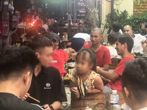 Đà Nẵng bất lực trước tình trạng hàng rong làm phiền khách tại các quán ăn, nhà hàng?- Ảnh 8. Cả trẻ em cũng tham gia vào công việc bán hàng rong - Ảnh: THANH NGUYÊN