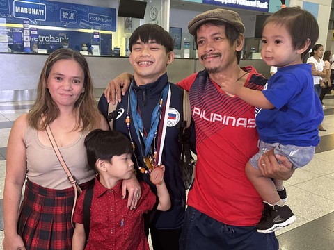 Chủ nhân 2 HCV Olympic của Philippines chỉ trích mẹ ăn chặn tiền thưởng- Ảnh 2. Mẹ của Carlos Yulo (bìa trái) thường xuyên đồng hành cùng con trai ở các giải đấu khi anh còn nhỏ - Ảnh: CBN news