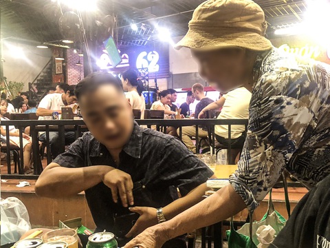 Đà Nẵng bất lực trước tình trạng hàng rong làm phiền khách tại các quán ăn, nhà hàng?- Ảnh 5. Dù đã mua rất nhiều kẹo, bánh nhưng anh Hoàng Tiến Thắng (27 tuổi, quê Quảng Bình) vẫn liên tục bị những người bán hàng rong nài nỉ - Ảnh: THANH NGUYÊN