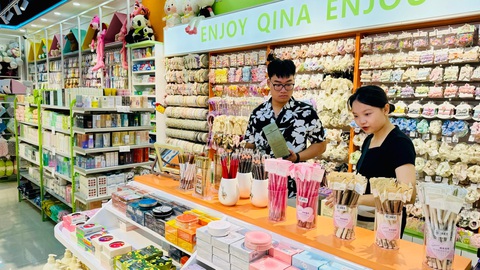 Nhiều hàng được bày bán với giá rất rẻ, mời chào khách Việt mua sỉ - lẻ - Ảnh: BÔNG MAI Doanh nghiệp Trung Quốc dùng trí tuệ nhân tạo dự báo xu hướng tiêu dùng của người Việt- Ảnh 3.