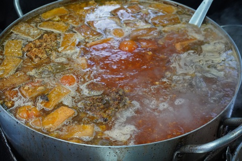 Bún riêu Thu Nga 36 năm, bán hơn 8 nồi nước lèo mỗi ngày: Quan trọng là khách thích- Ảnh 10. Nồi nước lèo bún riêu của cô Nga