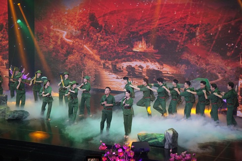 Chương trình nghệ thuật Màu hoa đỏ 2024 tái hiện một thời hoa lửa không thể nào quên - Ảnh: T.ĐIỂU 'Màu hoa đỏ' và hơn 600 nhà tình nghĩa, hàng vạn sổ tiết kiệm cho gia đình thương binh, liệt sĩ- Ảnh 1.