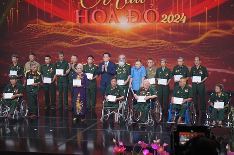 Trưởng Ban Tuyên giáo Trung ương Nguyễn Trọng Nghĩa và Thượng tướng Trịnh Văn Quyết - chủ nghiệm Tổng cục Chính trị trao quà cho các Mẹ Việt Nam anh hùng và, các thương binh, gia đình chính sách - Ảnh: T.ĐIỂU Trưởng Ban Tuyên giáo Trung ương Nguyễn Trọng Nghĩa và Thượng tướng Trịnh Văn Quyết - chủ nghiệm Tổng cục Chính trị, trao quà cho các mẹ Việt Nam anh hùng và các thương binh, gia đình chính sách - Ảnh: T.ĐIỂU