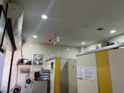Ngưng ngay hoạt động của camera bên trong nhà vệ sinh chợ Tân Định- Ảnh 1. Chiếc camera ngay phía trên khu vực dành cho nam trong nhà vệ sinh công cộng ở chợ Tân Định (quận 1, TP.HCM) - Ảnh: AN VI