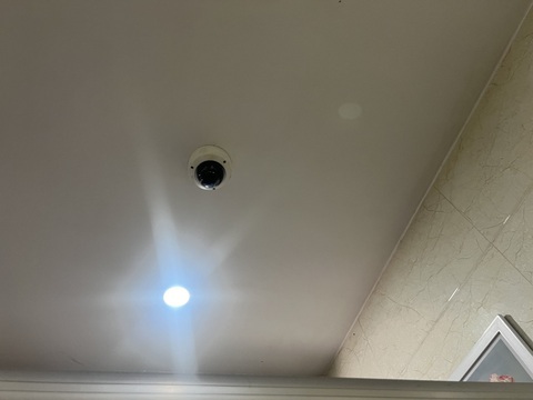Ngưng ngay hoạt động của camera bên trong nhà vệ sinh chợ Tân Định- Ảnh 2. Nhiều người lo ngại camera này có thể quan sát được toàn cảnh khu vực bên trong nhà vệ sinh - Ảnh: AN VI